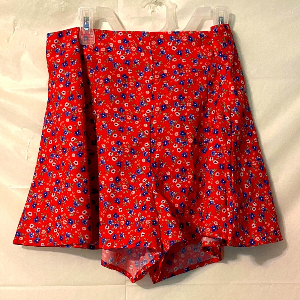 L'ATISTE Red Floral Women's wide leg Shorts. 100% polyester.